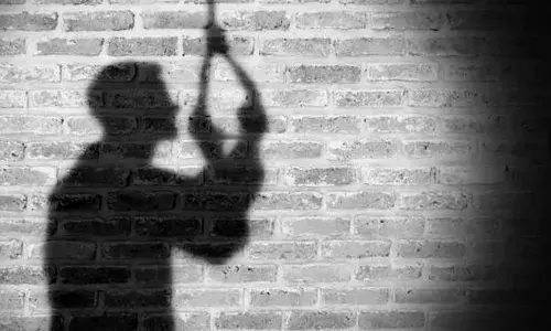 ఇద్దరు మగవాళ్ల మధ్య ప్రేమ.. టీచర్ ఆత్మహత్య