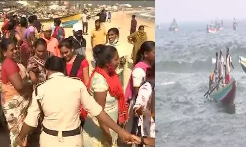 మత్య్సకారుల మధ్య ఘర్షణ.. రెండు పడవలకు నిప్పుపెట్టిన ఓ వర్గం