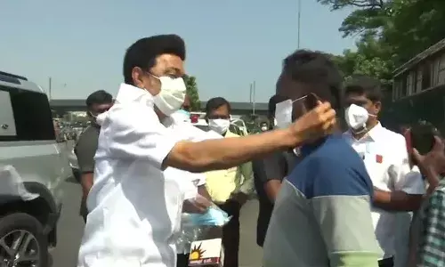 కారును ఆపి.. మాస్కులు లేని వారికి.. మాస్కులు అందించిన ముఖ్యమంత్రి స్టాలిన్