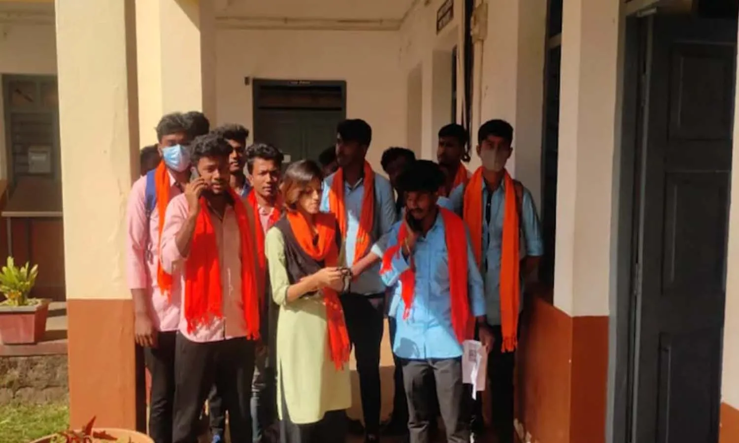 తరగతి గదుల్లో హిజాబ్‌కు వ్యతిరేకంగా.. విద్యార్థుల నిరసన