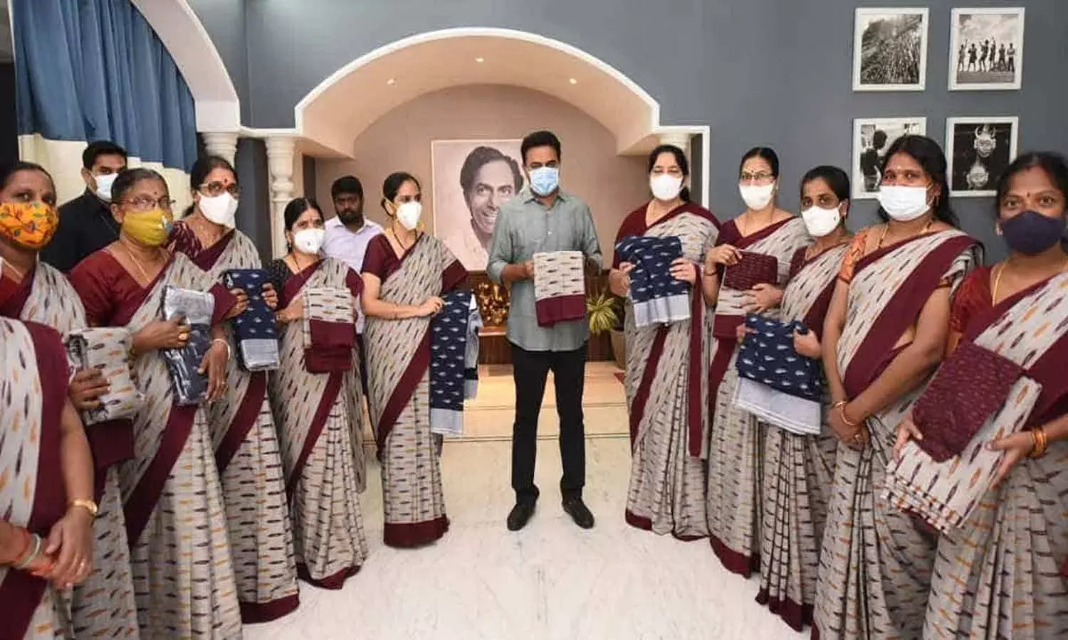 అంగన్‌వాడీ టీచర్లు, ఆయాలకు.. చేనేత చీరలను పంపిణీ చేసిన మంత్రి కేటీఆర్‌