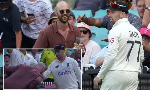 బ‌ట్ట‌త‌ల‌పై ఆటోగ్రాఫ్ ఇచ్చిన క్రికెట‌ర్‌.. వీడియో వైర‌ల్‌