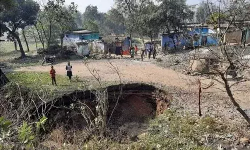 ఉన్నట్టుండి భూమిలో గుంతలు.. ఇళ్లకు పగుళ్లు.. భయాందోళనలో ప్రజలు
