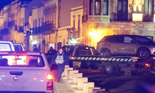 గవర్నర్ ఆఫీసు ముందు పార్క్ చేసిన కారులో 10 మృతదేహాలు