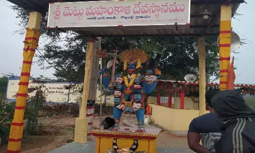 మహంకాళి ఆలయంలో కలకలం.. అమ్మవారి పాదాల వద్ద.. మొండెం లేని తల