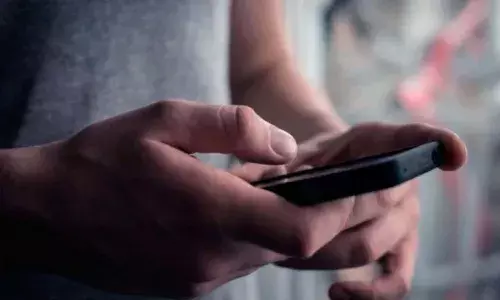 అతడో కాలేజీ స్టూడెంట్.. మహిళ పేరుతో అకౌంట్ క్రియేట్ చేసి మరో మహిళతో..