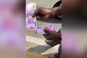హైదరాబాద్లో నడిరోడ్డుపై గుట్టలుగా రూ.2వేల నోట్లు.. ఎగబడిన జనం హైదరాబాద్లో నడిరోడ్డుపై గుట్టలుగా రూ.2వేల నోట్లు.. ఎగబడిన జనం