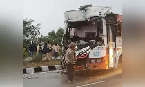కంటైన‌ర్‌ను ఢీకొట్టిన ఆర్టీసీ బ‌స్సు.. ఒక‌రి మృతి