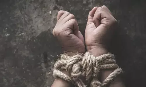 కొత్త బట్టలు కొనిస్తానని చెప్పి.. మైన‌ర్ బాలిక కిడ్నాప్‌