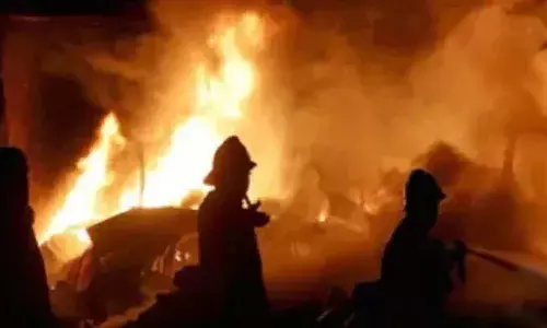 వస్త్ర పరిశ్రమలో భారీ అగ్ని ప్రమాదం.. కోట్ల రూపాయల ఆస్తి నష్టం