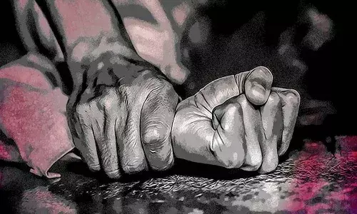 మహిళపై భర్త, స్నేహితులు సామూహిక అత్యాచారం.. ప్రైవేట్ భాగాల్లో సిగరెట్లతో కాల్చి