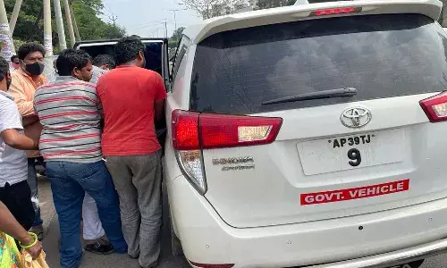 మానవత్వం చాటుకున్న మంత్రి ఆళ్ల నాని