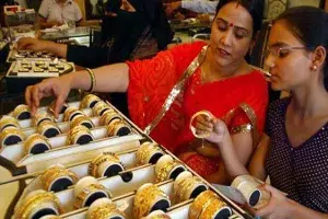 స్వల్పంగా తగ్గిన బంగారం ధర.. ఎంతంటే స్వల్పంగా తగ్గిన బంగారం ధర.. ఎంతంటే