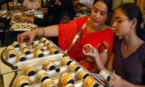 స్వల్పంగా తగ్గిన బంగారం ధర.. ఎంతంటే