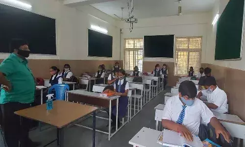 తెలంగాణ ప్రభుత్వ పాఠశాలల్లో.. తెలుగు మీడియం కొనసాగుతుంది
