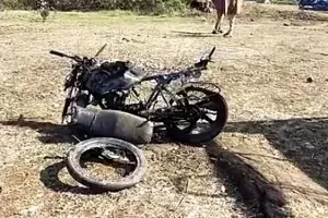 బస్సును ఢీకొన్న బైక్.. క్షణాల్లో బైకర్ సజీవ దహనం బస్సును ఢీకొన్న బైక్.. క్షణాల్లో బైకర్ సజీవ దహనం