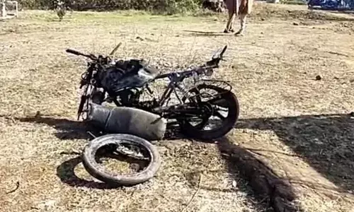 బస్సును ఢీకొన్న బైక్.. క్షణాల్లో బైకర్ సజీవ దహనం