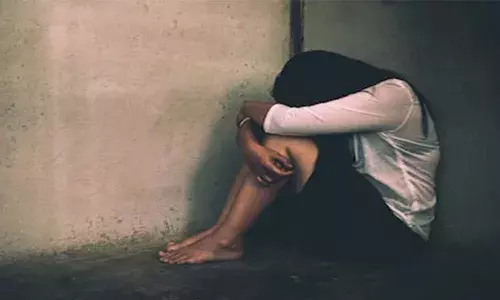 రెండేళ్లుగా కన్న కూతురిపై తండ్రి, సోదరుడు అత్యాచారం.. చెల్లిని కూడా ఏమైనా చేస్తారేమోనని..