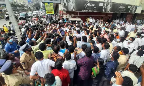 గుడివాడలో క్యాసినో రగడ.. టీడీపీ కార్యాలయం దగ్గర ఉద్రిక్తత
