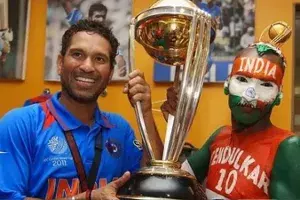 సచిన్ టెండూల్కర్ వీరాభిమాని సుధీర్ను కొట్టిన పోలీసులు సచిన్ టెండూల్కర్ వీరాభిమాని సుధీర్ను కొట్టిన పోలీసులు