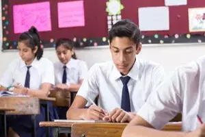 సర్కార్ కీలక నిర్ణయం.. మళ్లీ పాఠశాలలు మూసివేత సర్కార్ కీలక నిర్ణయం.. మళ్లీ పాఠశాలలు మూసివేత