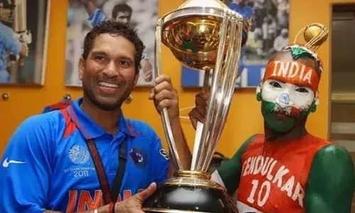 సచిన్ టెండూల్కర్ వీరాభిమాని సుధీర్ను కొట్టిన పోలీసులు