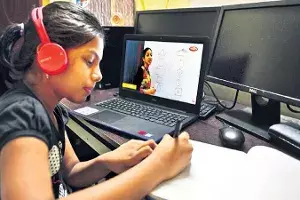 నేటి నుంచి తెలంగాణలో విద్యార్థులకు ఆన్లైన్ పాఠాలు నేటి నుంచి తెలంగాణలో విద్యార్థులకు ఆన్లైన్ పాఠాలు