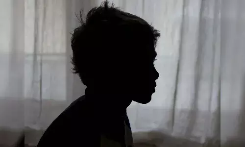 9 ఏళ్ల బాలుడిపై ముగ్గురు మైనర్లు లైంగిక దాడి..  ఆ వీడియోలు చూపించి.. నెలన్నర రోజులుగా