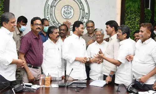 సమ్మె బాట ప‌ట్ట‌నున్న ఉద్యోగులు.. నోటీసులిచ్చేందుకు మధ్యాహ్నం సీఎస్‌తో భేటీ..!