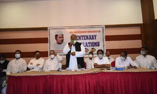 కేసీఆర్ దళితుడ్ని సీఎం చేయలేదు కాబట్టి.. ఆ ఉత్సవాలు చెయ్యాలి