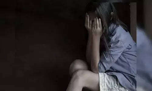 విశాఖలో మైనర్ కుమార్తెపై తండ్రి అత్యాచారం.. ఫోన్లో ఎక్కువ సమయం గడుపుతోందని..