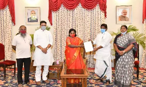 గవర్నర్తో ముగిసిన టీ కాంగ్రెస్ బృందం భేటీ