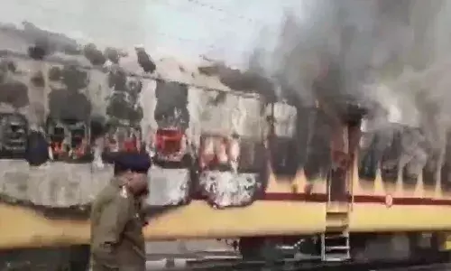 ప‌రీక్ష‌ల్లో అక్ర‌మాలు.. రైలుకు నిప్పుపెట్టిన ఆందోళ‌న‌కారులు