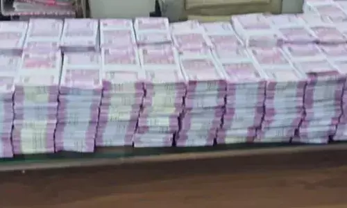 టేబుల్ మీద 7 కోట్ల రూపాయలు