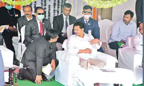 ముఖ్యమంత్రి వైఎస్ జగన్ ముందు.. మోకాళ్ళపై కూర్చున్న ఐఏఎస్ అధికారి