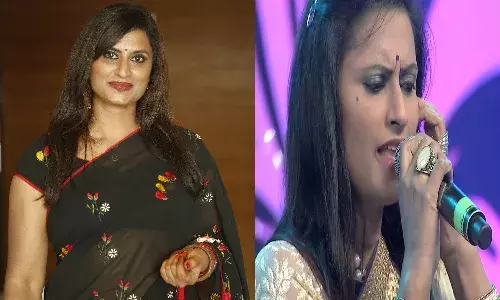 ప్ర‌ముఖ సింగ‌ర్‌కు క‌రోనా.. బెడ్ పై నుంచి లేవలేకపోతున్నానంటూ