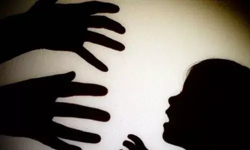 మైనర్ విద్యార్థినిపై ప్రధానోపాధ్యాయుడు లైంగిక వేధింపులు