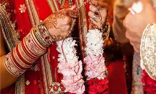 పెళ్లిలో చిచ్చుపెట్టిన పూలదండ.. తరువాత ఏం జరిగిందంటే