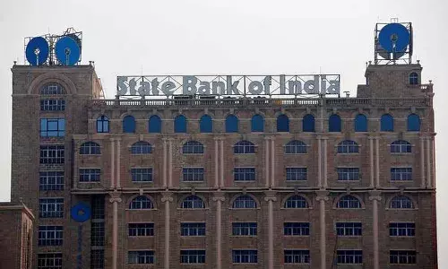 ఎస్బీఐకి నోటీసు జారీ చేసిన మహిళా కమిషన్.. ఎట్టకేలకు..