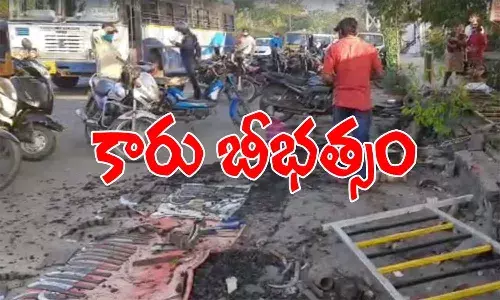 వీధి వ్యాపారులపైకి దూసుకెళ్లిన కారు.. నలుగురు దుర్మరణం