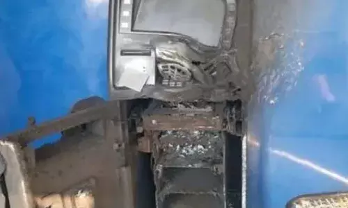 ఏటీఎం లో డబ్బులు కొట్టేయడమే కాదు.. కాల్చి పడేశారు