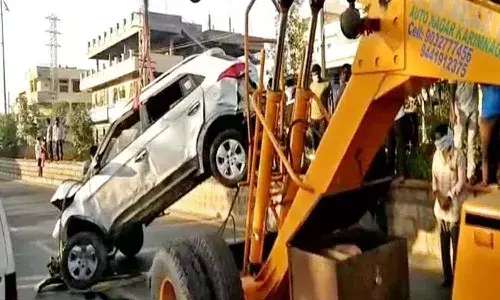 కరీంనగర్ రోడ్డు ప్రమాదం.. 16 ఏళ్ల బాలుడు కారు డ్రైవింగ్.. బ్రేకుకు బదులు యాక్సిలేటర్