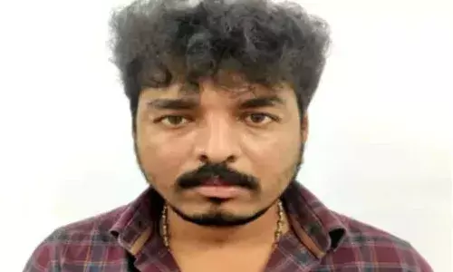 ఐఏఎస్ అధికారిగా నటిస్తూ.. ప్రజలను మోసం చేస్తున్న వ్యక్తి అరెస్ట్