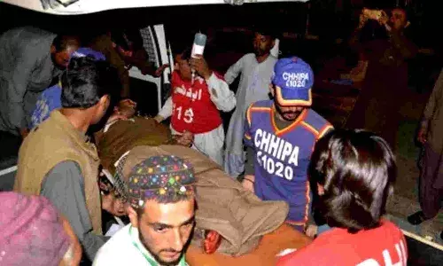 గ్రెనేడ్ దాడి.. ఇద్దరు పోలీసులతో సహా 17 మందికి గాయాలు