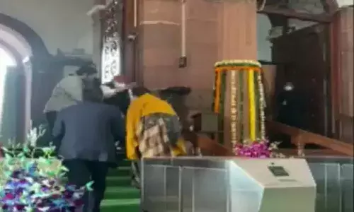 ములాయం సింగ్ కు పాదాభివందనం చేసిన స్మృతి ఇరానీ