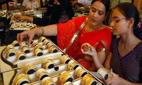 గుడ్న్యూస్.. స్వల్పంగా తగ్గిన బంగారం ధర