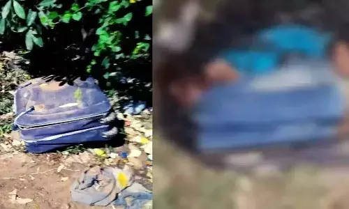 రోడ్డు మీద క‌దులుతున్న‌ సూట్ కేస్.. తెరచి చూసి షాక‌య్యారు..