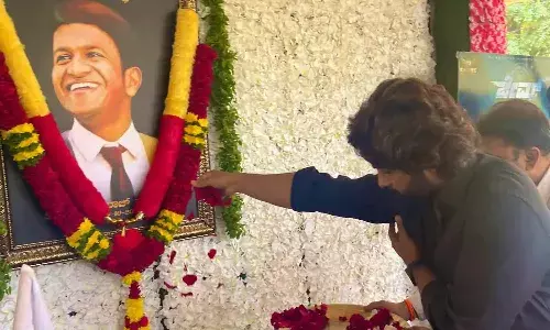 పునీత్ రాజ్కుమార్ కుటుంబాన్ని పరామర్శించిన ఐకాన్ స్టార్