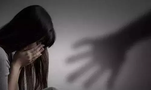 ఇంట్లో ఒంటరిగా ఉన్న మైనర్ బాలికపై అత్యాచారయత్నం.. గ్యాస్ డెలివరీ బాయ్‌ని చితకబాదిన స్థానికులు