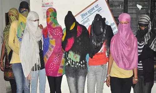 బయటేమో మసాజ్ సెంటర్.. బాలికలను బందీలుగా చేసి మత్తు మందు ఇచ్చి